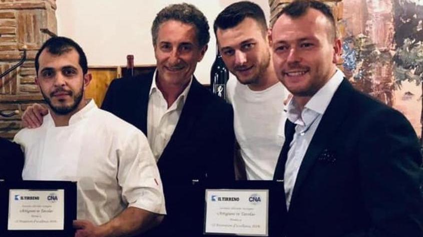 Antonio Campanale (primo a sinistra) con il cugino (primo a destra) mostra la targa del Tirreno