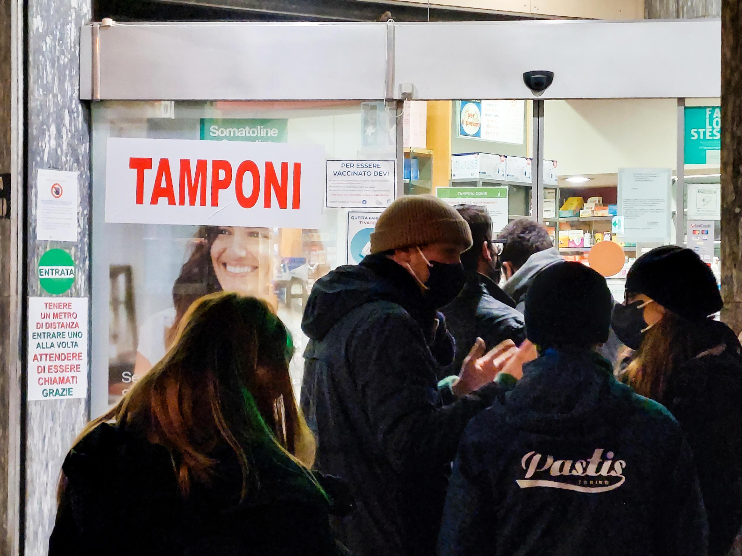 Covid, da lunedì tamponi rapidi in farmacia per chiudere quarantene e isolamenti