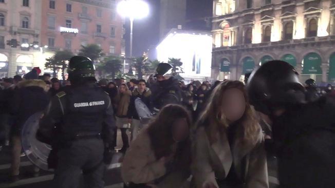 Aggressioni in Duomo: vittima, li respingevamo ma ridevano
