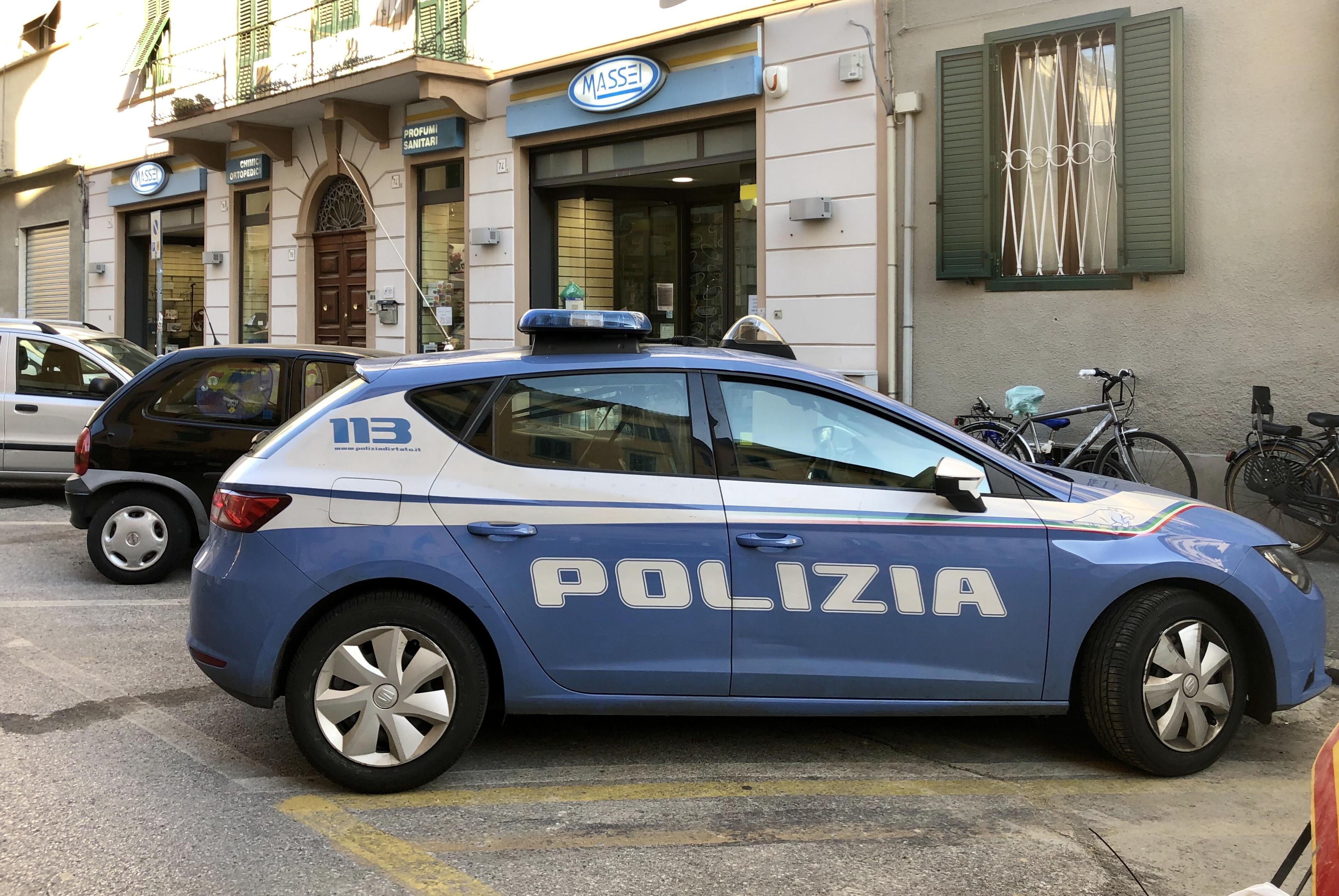 Una volante della polizia di Stato (foto d'archivio)