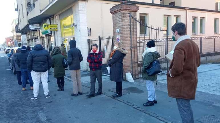 Poste, in tutta Modena lunghe code al gelo: «Tra Covid e tagli si è toccato il fondo»