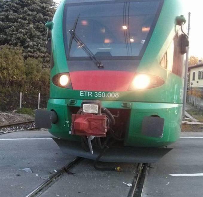 Vignola, attraversa i binari e minaccia il capotreno 