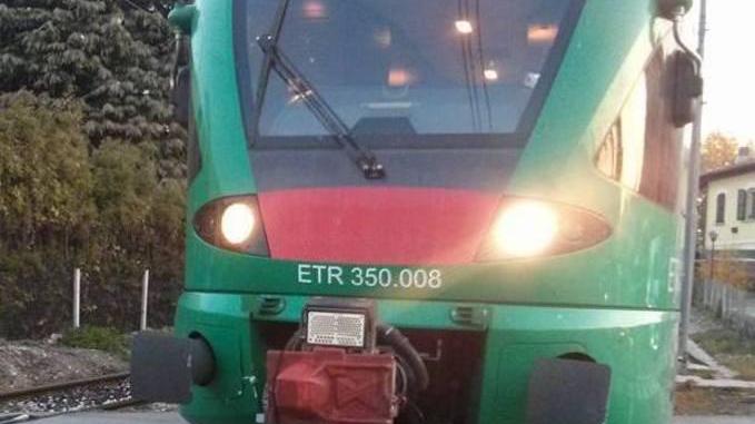 Vignola, attraversa i binari e minaccia il capotreno