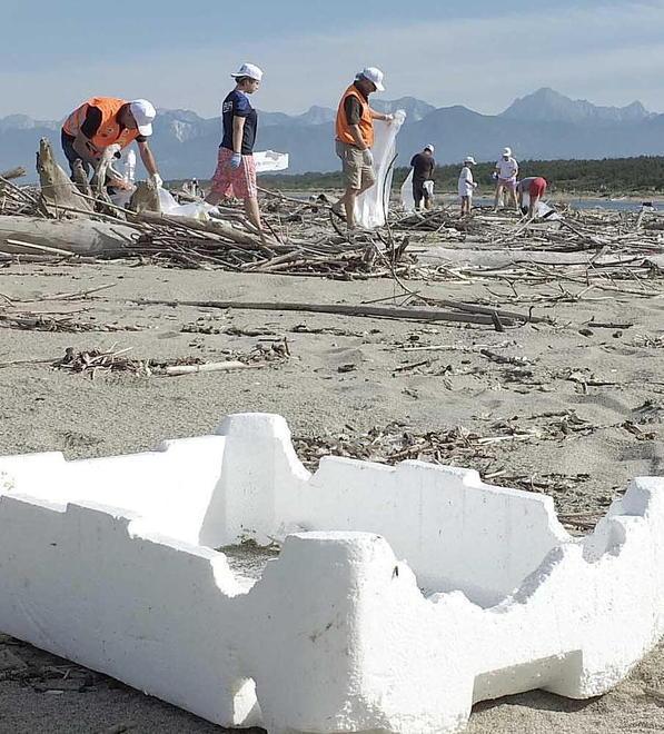 Una precedente iniziativa di pulizia della spiaggia di Marina di Vecchiano