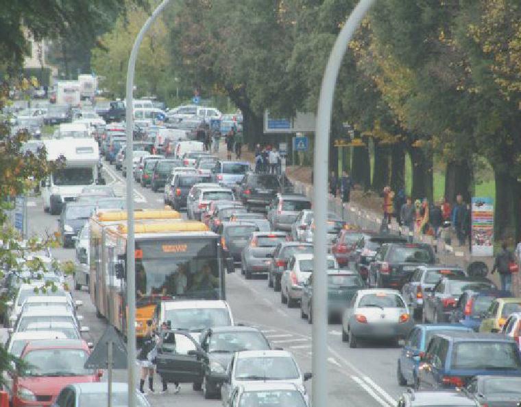 Assicurazioni auto, scende il premio: in media è 439 euro 