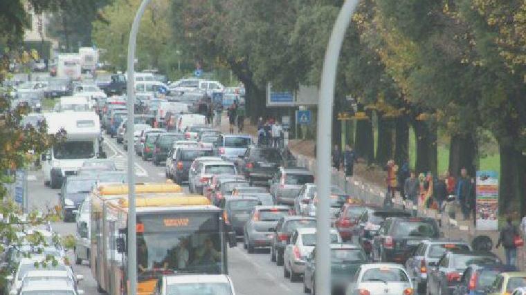 Assicurazioni auto, scende il premio: in media è 439 euro