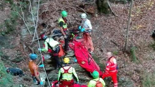 Stazzema, 65enne scivola in un dirupo