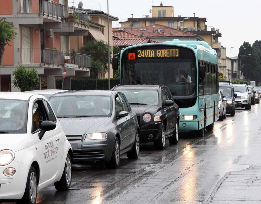 Assicurazioni auto, scende il premio in provincia di Lucca: in media è 439 euro. Ecco chi paga di più 