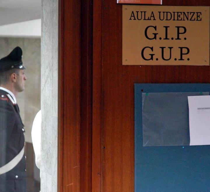 «Ha picchiato per anni la compagna» Risarcisce il danno e patteggia la pena 