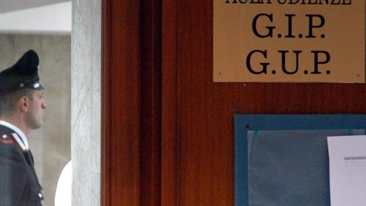 «Ha picchiato per anni la compagna» Risarcisce il danno e patteggia la pena
