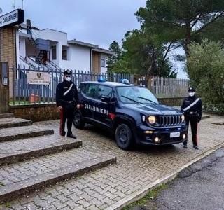 Ubriaco, molesta i passanti e danneggia un’auto: arrestato