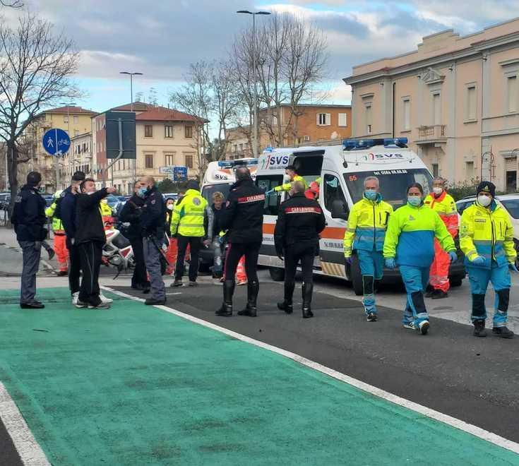Botte e insulti in mezzo alla strada Poi le coltellate: in due all’ospedale 