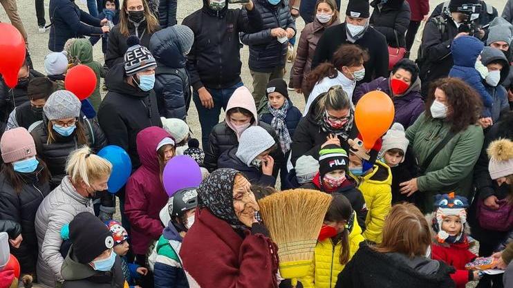 Gabbiano, piazza Mazzini e villa Fabbricotti.: il tour dell’amatissima Befana Tanti regali per i bambini