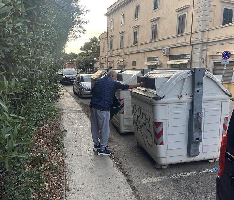 Castiglioncello, i guai del porta a porta «Rifiuti, poco spazio per i contenitori e i sacchetti per la carta sono fragili» 