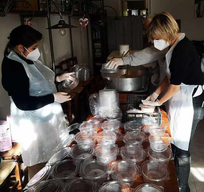 Ai fornelli per donare il pranzo a 200 poveri La Befana ha il cuore grande dei volontari 