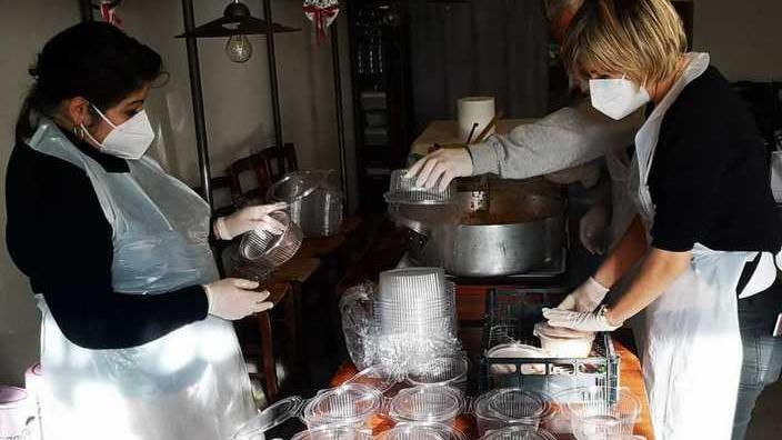 Ai fornelli per donare il pranzo a 200 poveri La Befana ha il cuore grande dei volontari