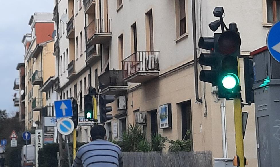 Via Arcangeli-via Livi, il T-Red non perdona neanche chi si ferma