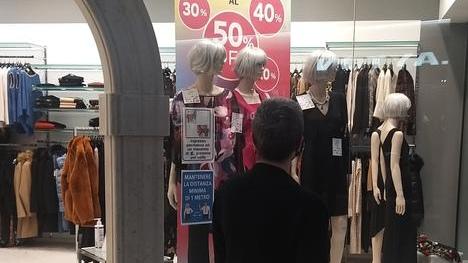 Saldi, l’avvio è fiacco con paura e timori I negozi puntano sul fine settimana