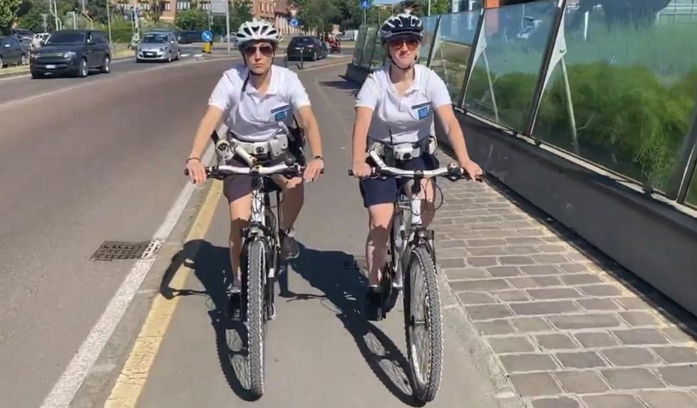 Troppe ciclabili? In un video gli agenti fanno scuola a tutti i modenesi 