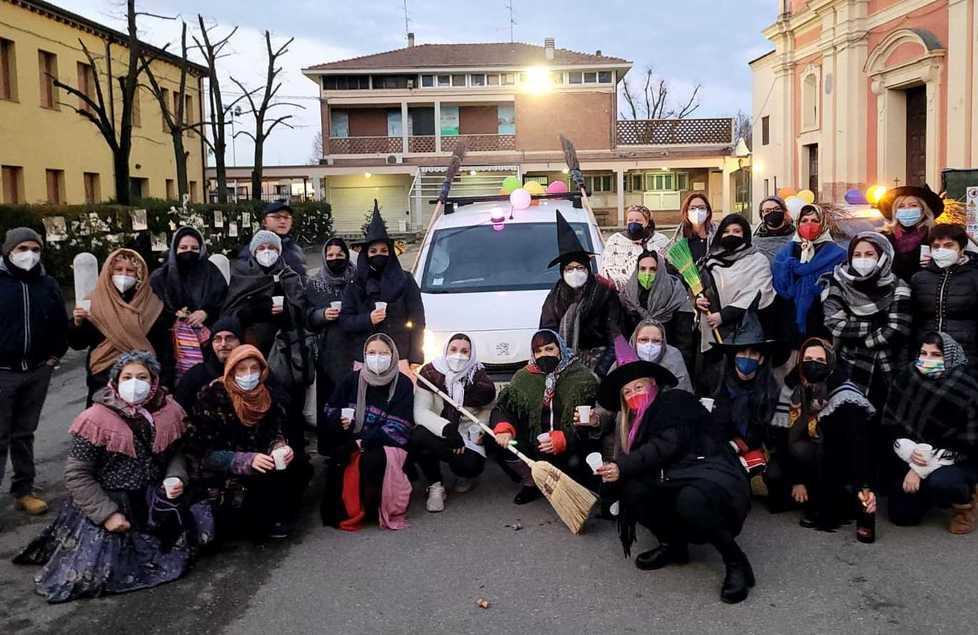 Le befane ieri in azione: 1100 calze ai bambini