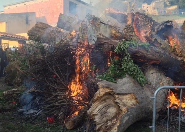 Laconi fuoco per il Santo senza fedeli 