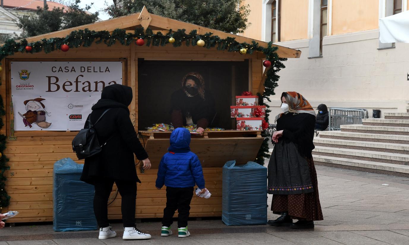 Pochi bimbi in attesa della vecchina