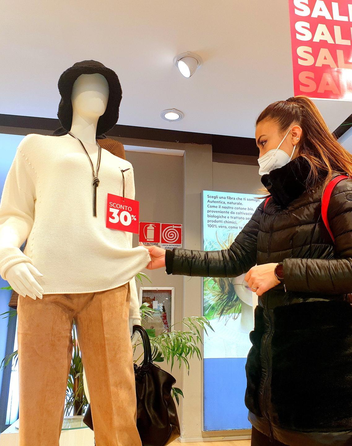 Sassari, l’atteso flop dei saldi, tra crisi e paura del virus 