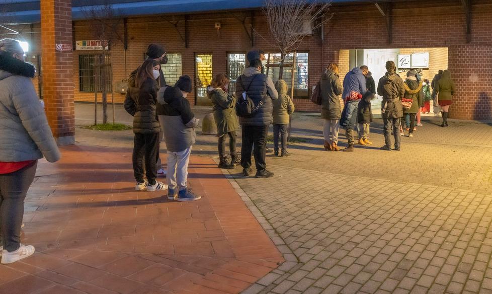 Obbligo vaccinale over 50 a Modena: libero accesso Bimbi, boom di adesioni ma code al freddo 