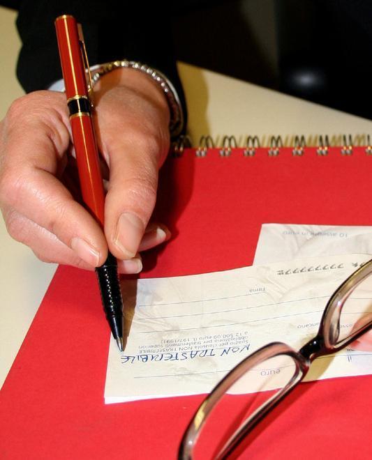 Carpi. Incassa un assegno con la foto e truffa il cliente per 40mila euro 