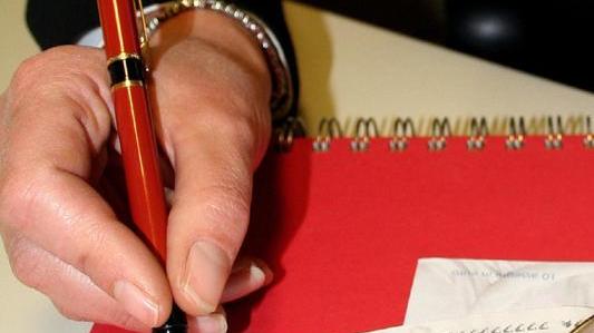 Carpi. Incassa un assegno con la foto e truffa il cliente per 40mila euro