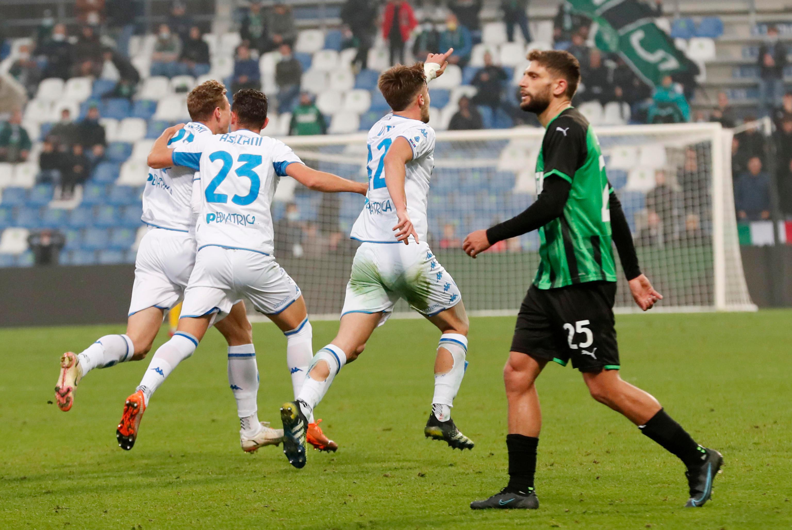 L'esultanza di Zurkowski e la delusione di Berardi dopo il 2-1 al Sassuolo