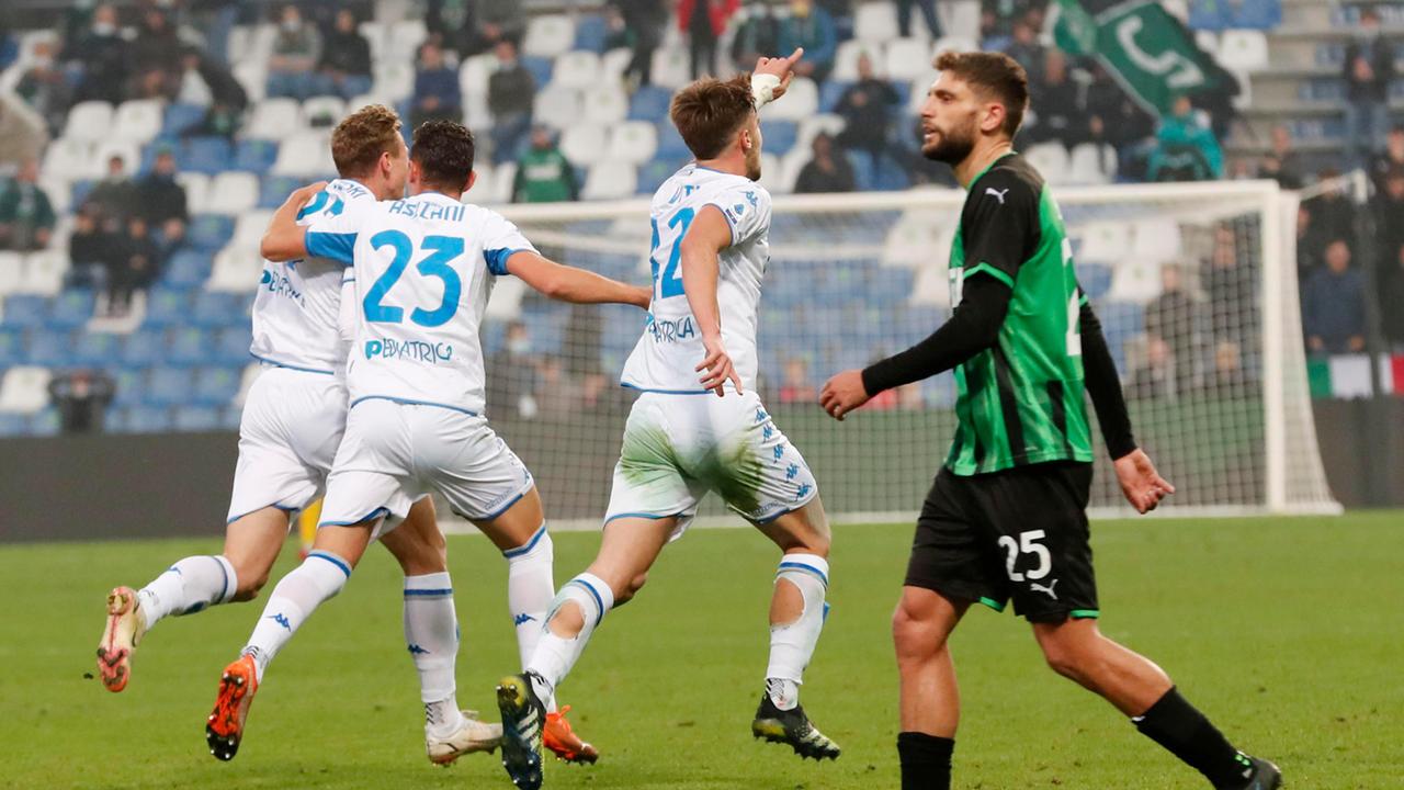 L'esultanza di Zurkowski e la delusione di Berardi dopo il 2-1 al Sassuolo