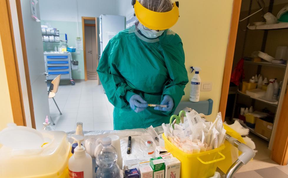 Reparti quasi paralizzati e sanità vicina al collasso. Così il Covid mette in ginocchio gli ospedali 