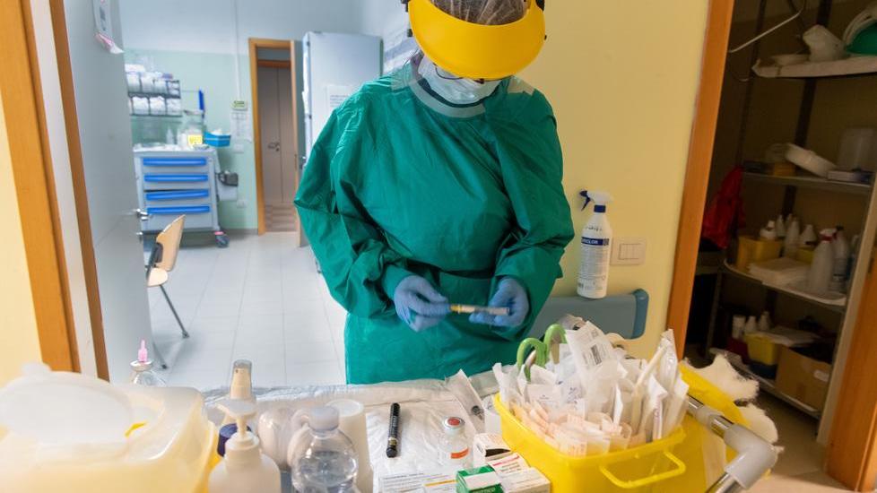 Reparti quasi paralizzati e sanità vicina al collasso. Così il Covid mette in ginocchio gli ospedali