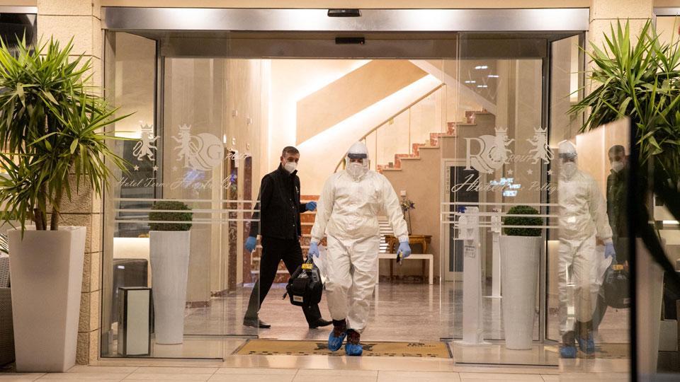 operatore Usca esce da un albergo