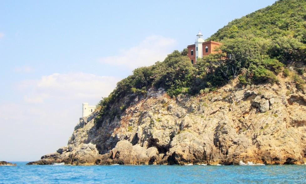 Porto Santo Stefano, i vecchi alloggi dei guardiani del faro diventeranno una struttura turistica. Ecco cos'è previsto 
