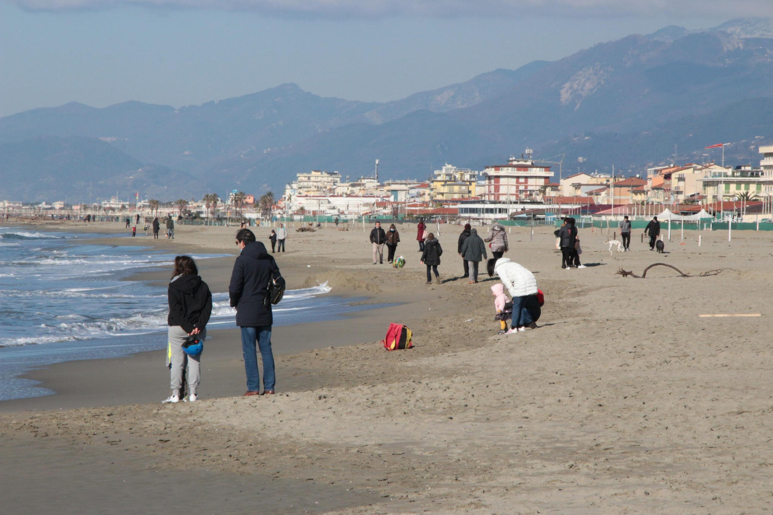 A Viareggio un’altra estate con il rischio dei divieti: i tubi salva-mare solo a marzo del 2023 