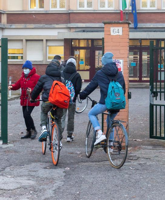 Ferrara, le scuole ripartono col freno a mano tirato. Quarantene, dad e vacanze extra 