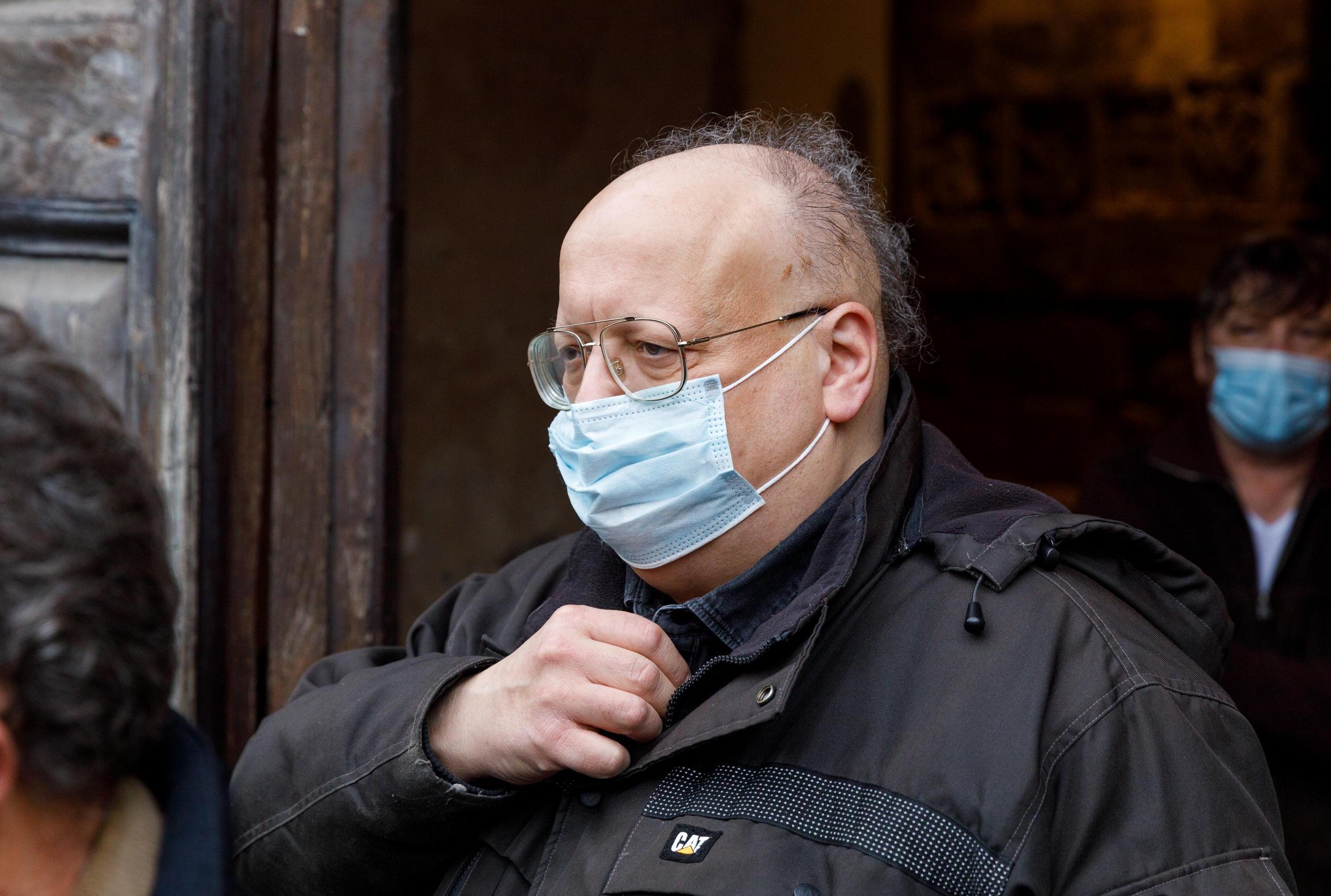 Pistoia, medico no-vax arrestato: le reazioni e chi sono i primi indagati 