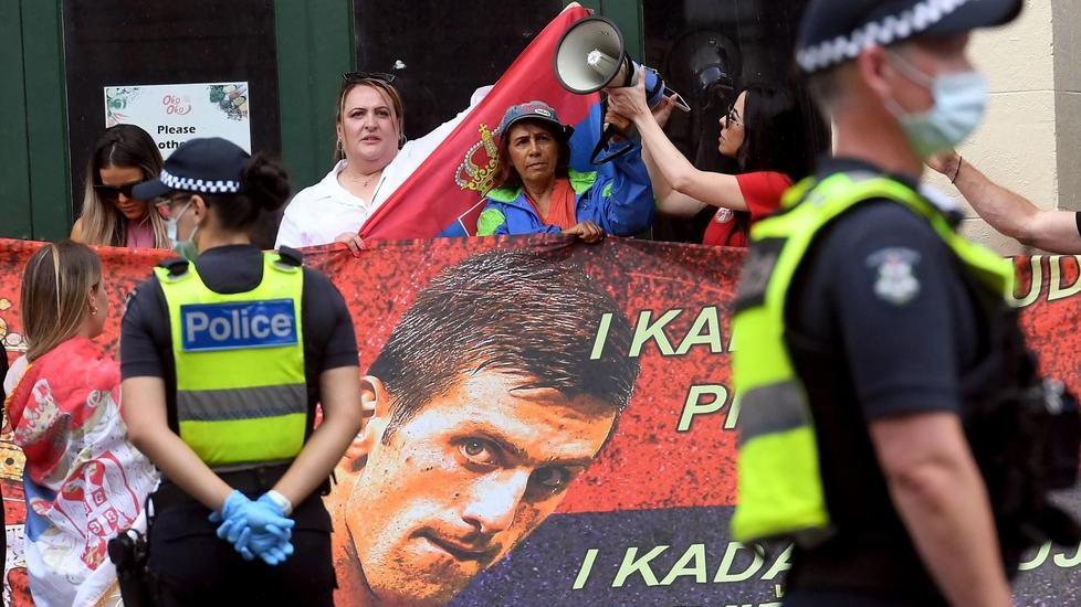Djokovic ringrazia i tifosi e i “colleghi” lo difendono