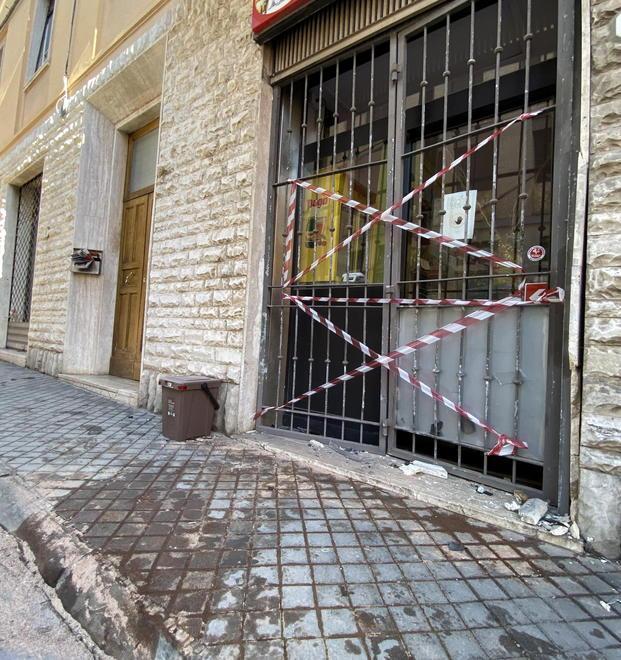 Si schiantano con l'auto contromano sulla vetrina di un bar 