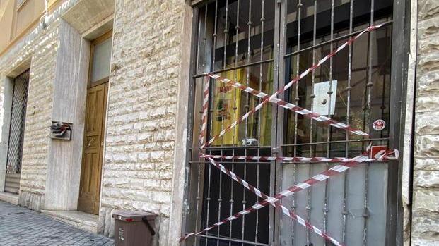 Si schiantano con l'auto contromano sulla vetrina di un bar