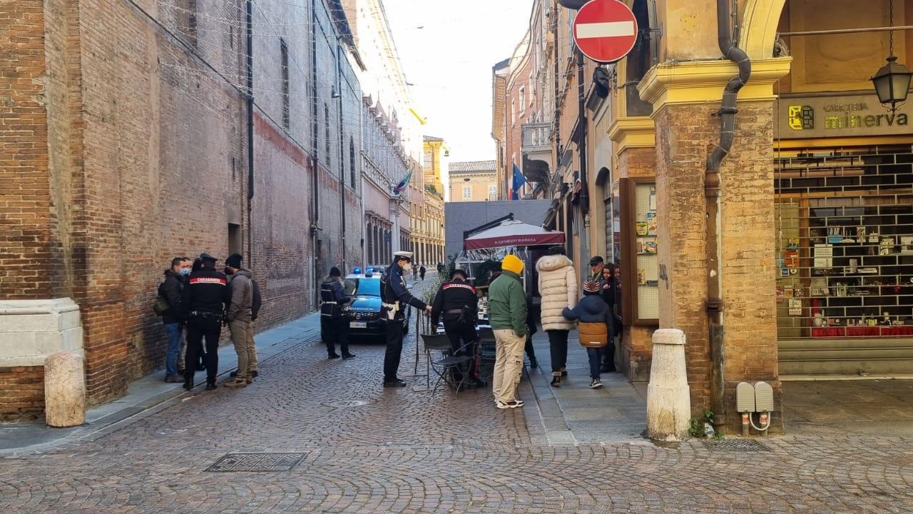 L'intervento dei carabinieri e della polizia locale che hanno identificato i no green pass senza mascherina in via Università
