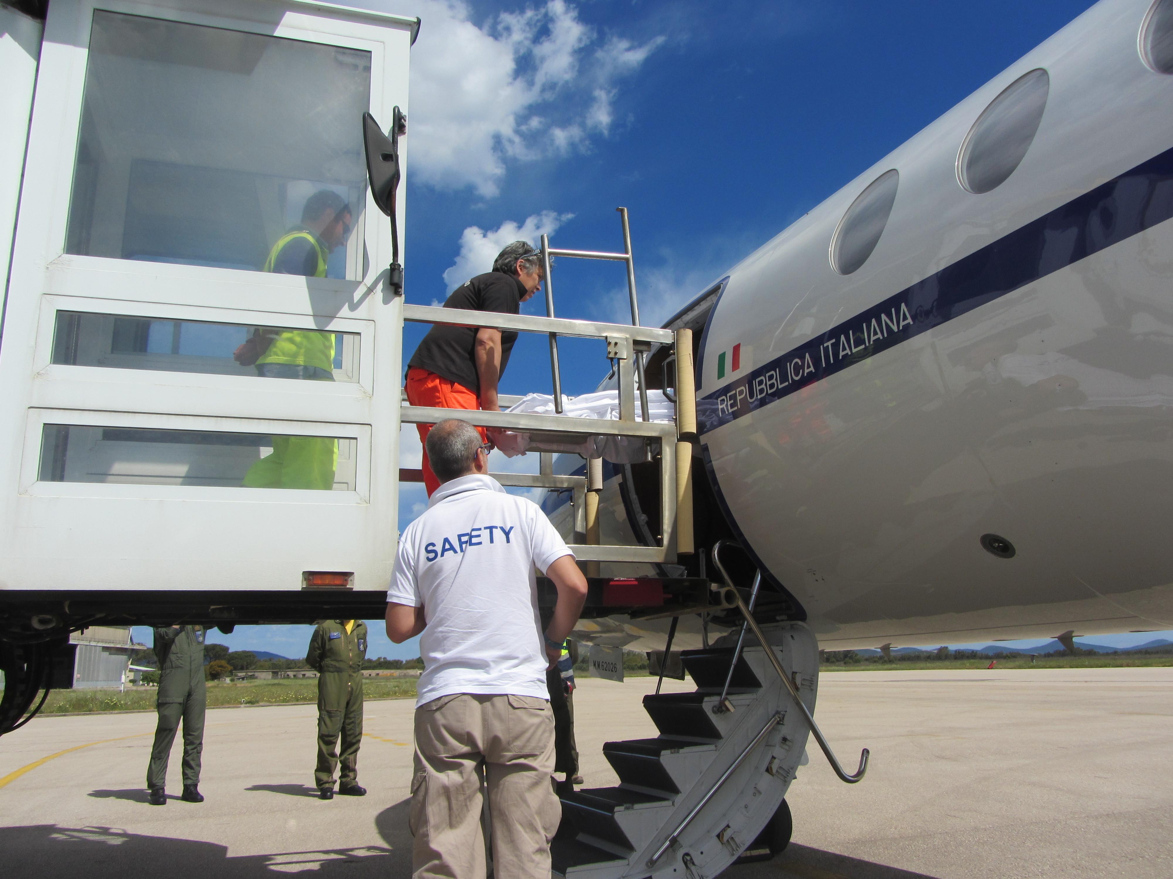 Neonato con una ustione e positivo al Covid in pericolo di vita: volo militare Cagliari-Roma