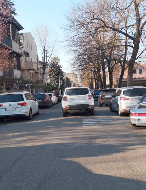 Modena, in via Tamburini sosta selvaggia Ma la multa è una beffa 