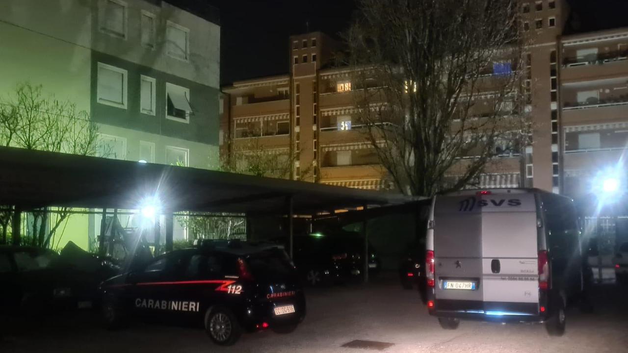 I carabinieri sotto casa della vittima (foto Daniele Stefanini/Silvi)