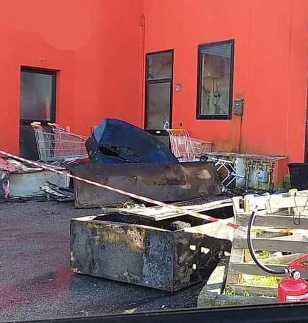 Magazzino in fiamme Intervento dei pompieri