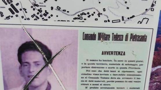 Una croce imbratta la foto di Amos Paoli