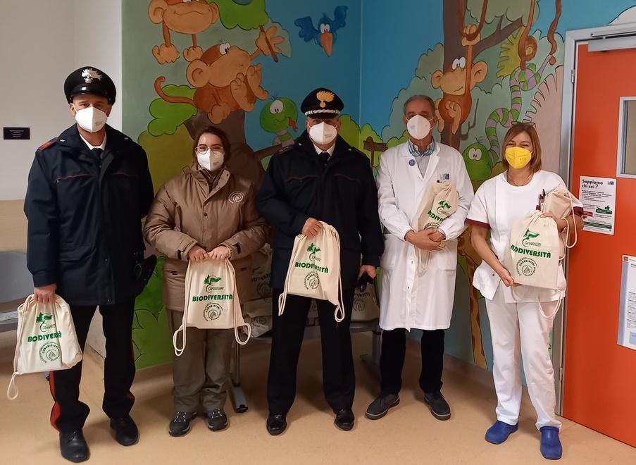 Quaderni, carte e zaini delle riserve naturali ai bambini di Pediatria