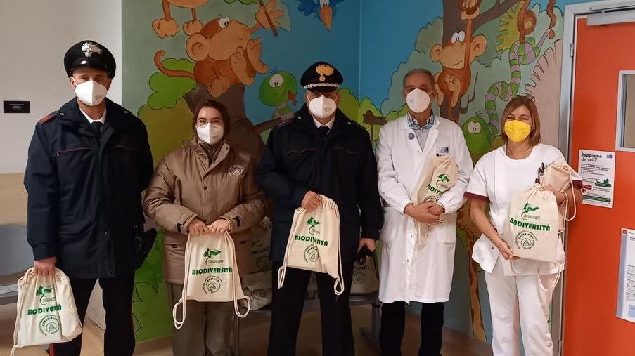 Quaderni, carte e zaini delle riserve naturali ai bambini di Pediatria